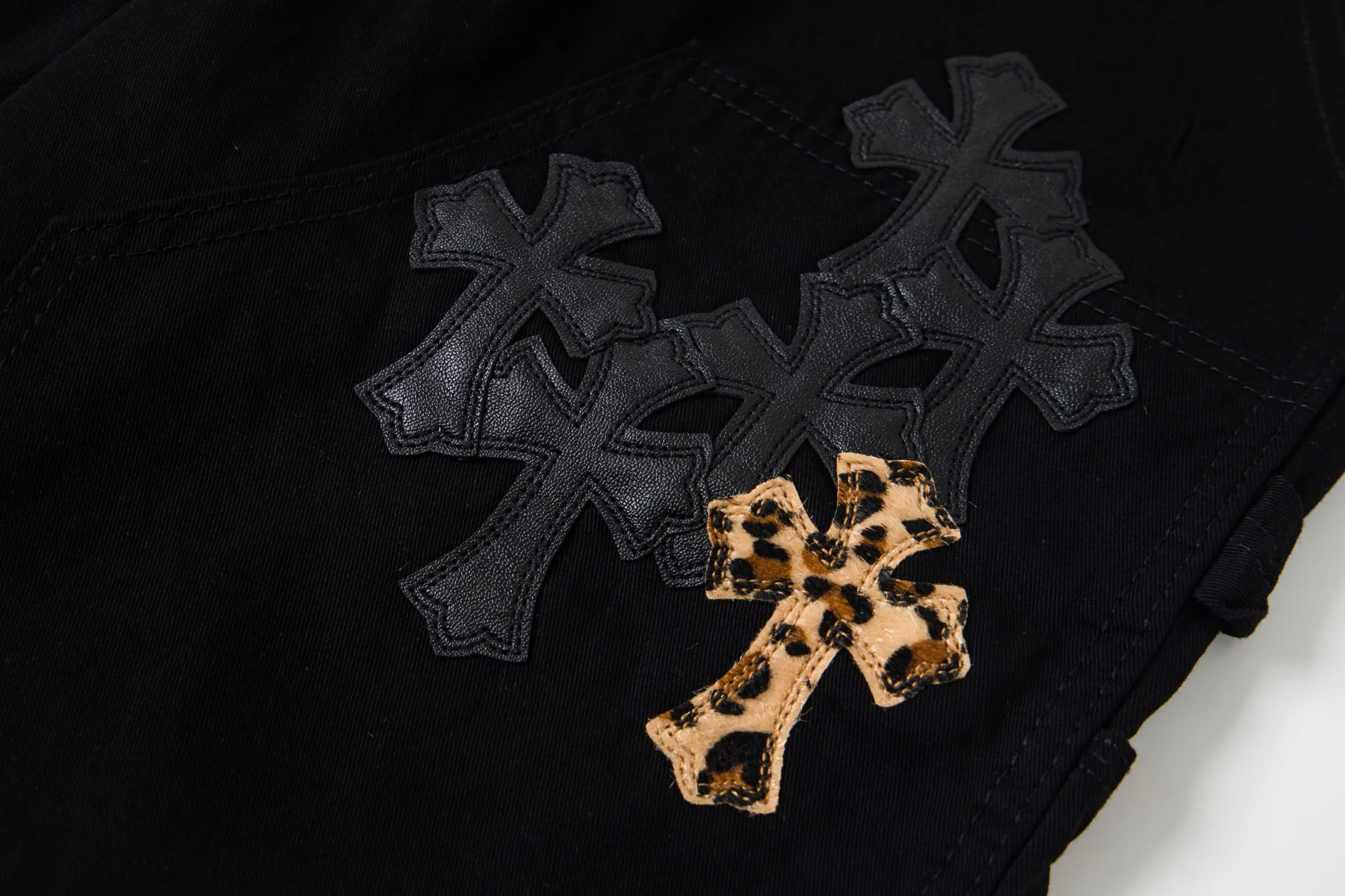 P260 Chrome Hearts Leopard Print Jeans with Black Leather and Wooden Leather Elements Washed Jeans. Really restores the ultimate vintage texture. Three-dimensional version. Loose and comfortable, not picky about the figure. Makes taller and slimmer. Factory-made. Original factory quality control. Same style for men and women. Can be matched with couples. Versatile recommendation. Must-have jeans for all seasons. Fashionistas have been disappointed. From the quality selection of fabrics, the tailoring of details, and the matching of patterns, they are all impeccable! The upper body is so handsome when worn...it can be easily worn by men, women and children! The craftsmanship is made of heavy-duty washed pure cotton denim fabric. After washing, it is soft and thick. It is very stylish when worn on the body. Style number: 1776# Color: black Size: 28 30 32 34 36